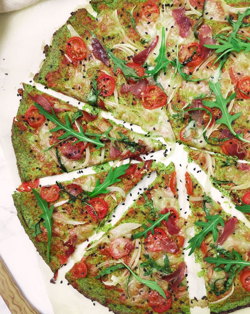 pizza sin gluten hecha con brócoli